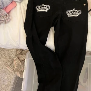 Victoria Beckham svarta jeans  - Äkta lågmidjade Victoria Beckham jeans .Skit snygga men lite för stora för mig :((.Köpte på plick. As bra kvalitet inga defekter . Står storlek 31 vilket jag uppskattar är kring xs-s. 550 ink frakt 