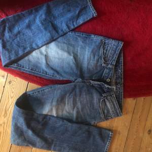 Säljer ett par lågmidjade levi’s jeans. Dom är i bra skick och finns inga slitningar på dom.