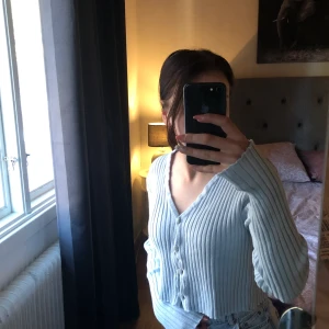 Blå stickad topp  - Blå gullig tröja från HENNES. St L men passar en som har storlek S väldigt liten i storleken 