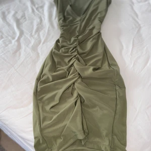 Öppenrygg klänning - Så fin klänning som har sjukt fin rygg, den är väldigt body flattering o ger fina former , har flera liknande så in o kika ❤️