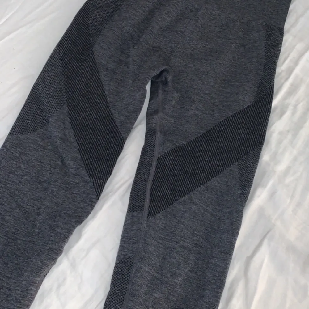 Skitsnygga tights som verkligen sitter som en smäck. Nypris 400kr men säljer nu för 200kr. Storlek Xs. Muu.