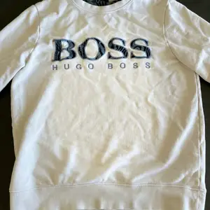 En Hugo boss sweatshirt i storlek M. Precis som ny. Nypris 1500