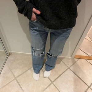 Ginatricot jeans - Jeans från gina, jag på bilden är 164cm och de är lite långa på mig så passar längre med. Storlek 34, passar 36 med. 150kr + frakt