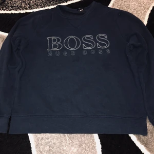 Hugo boss size:M - #Hugoboss #Midnattsblå #SizeM om du vill ha en bekväm midnattablå, sweatshirt. KONTAKTA mig #ASAP. 