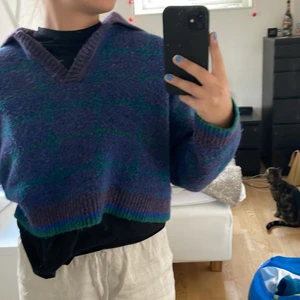 Stickad tröja  - En stickad tröja från ZARA, kortade modell med v-ringning. Lila,blå och gröna linjer. Lite Old-school style