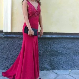 Balklänning  - stl. 34 (XS),  Fin balklänning som är inköpt 2018 och endast använd 1 kväll.  Klänningen är i väldigt fint skick och är som ny. Jag är 172 cm lång men den går att sy upp om det skulle behövas.   Säljer den för 1500 då den är i så pass fint skick och jag gav 3000 för den.  Kan skickas men köparen står för frakten. 1500 kr