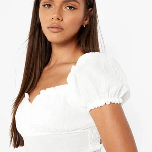 Studentklänning  - Helt oanvänd (prislapp kvar och i orginal förpackning) studentklänning! Säljs pågrund av att jag hittade en annan klänning! Storlek 38💙