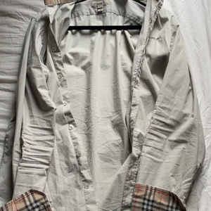 Burberry skjorta - En beige burberry skjorta storlek S men den är lite stor i storlek så kan passa M. Hör av er vid frågor