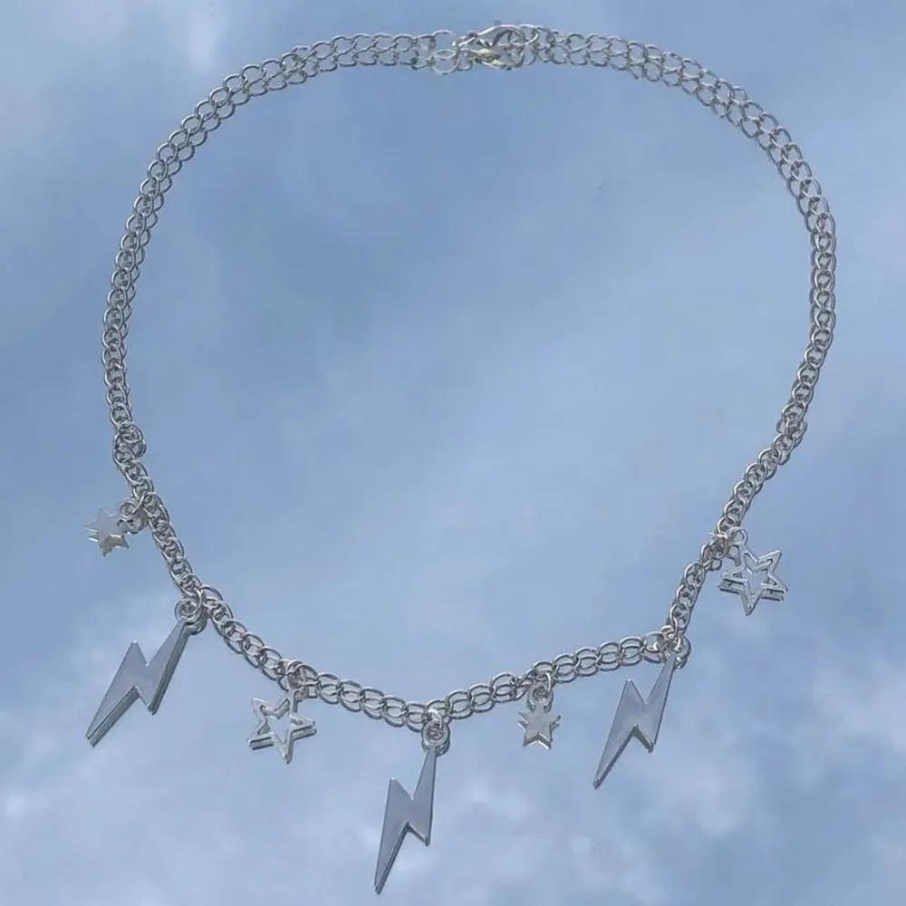 Säljer det här jättefina halsbandet som jag köpt av en tjej på Instagram. Är i jättegott skick och har aldrig använt💕 . Accessoarer.