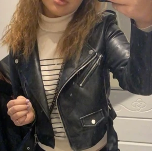 Skinnjacka  - Säljer mina fina skinnjacka då den inte kommer till användning längre , jätte bra skick 💕