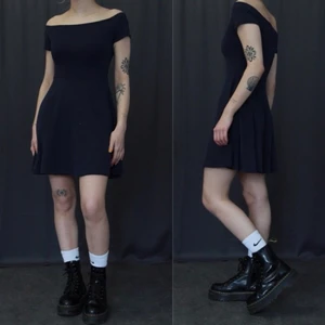 Mörkblå off shoulder klänning  - En mörkblå super fin off shoulder klänning. Perfekt till sommaren! Går att både klä upp och klä ner. Bra skick💙