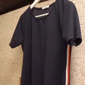 Knälång marinblå trikåklänning.m."ränder - Använd 2 ggr