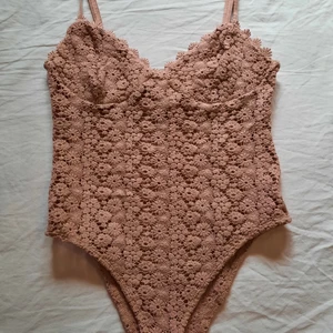 Body från H&M  - Säljer den jättefina body då den aldrig kommer till användning, endast använd en gång. Storlek M men passar S då den är lite liten i storleken. Köparen står för frakten.