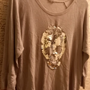 Grå top m glittrig döskalle - Paljetter på döskallen