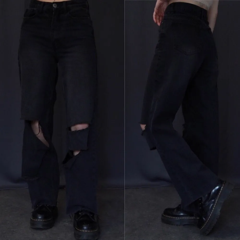 Svarta jeans med hål! Super snygga och går att matcha till allt. Passar XS/S. Bra skick🌟. Jeans & Byxor.