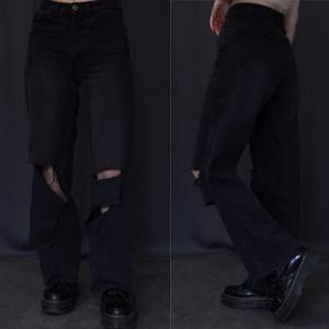 Svarta jeans med hål! Super snygga och går att matcha till allt. Passar XS/S. Bra skick🌟