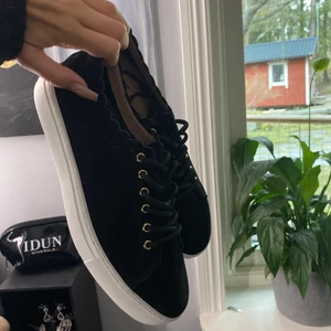 Dasia skor - Helt nya endast testade skor från märket Dasia. Verkligen sjukt fina men hittade ett par andra jag hellre ville ha. Köpte dom på rea därav kan jag inte lämna tillbaka dom. Ordinarie pris 999kr. Köparen står för frakten. Hör gärna av er om ni har några frågor eller vill ha fler bilder.💓💓