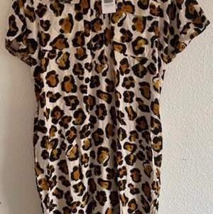 Somrig leopardmönstrad klänning med prislappen på, säljs 3st i sorlek S,M och L. Säljer för 300kr i st eller 800kr för alla 3 kläningar.