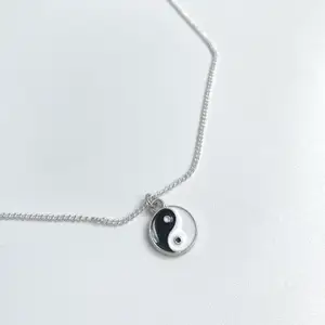 Slivrigt kedhehalsband med yin & yang berlock🤍
