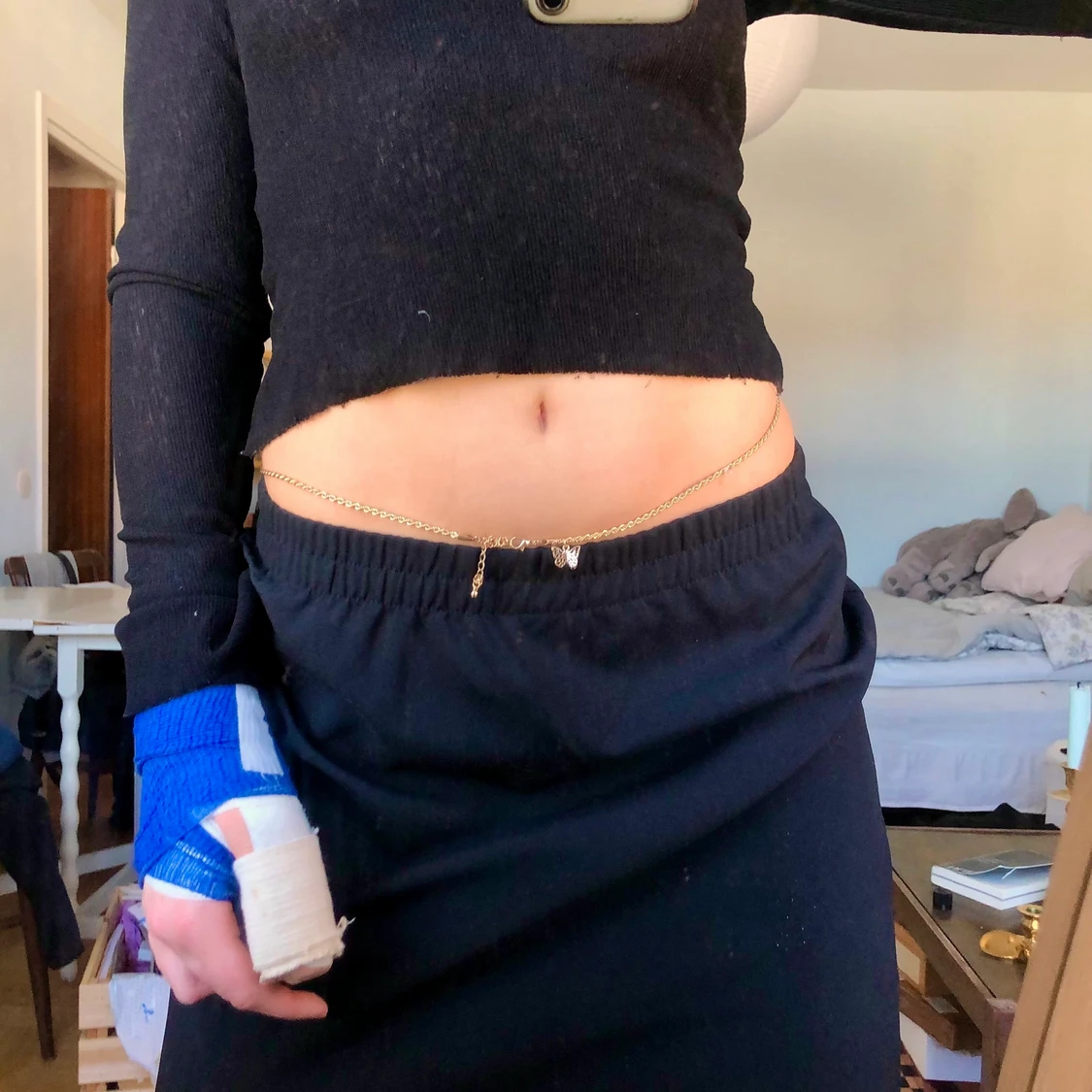 Knälång svart kjol