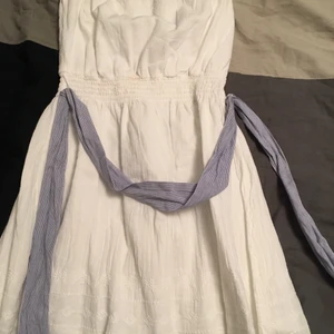 Tunika från Benetton stl S - Vit tunika med blå/vitrandigt band   brodyr upptill o längst nederkanten  aldrig använd, lapp kvar   stl s