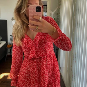 Röd sommarklänning  - Super söt röd sommarklänning med vita blommor från H&M, använd 2-3 gånger. Storlek S men passar mig som har M
