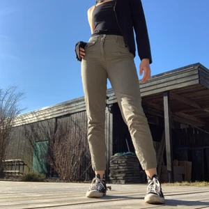 Gröna militär byxor - Skitcoola trendiga olivgröna byxor med militär stil. Bra skick, använd ändrat fåtal gånger! 🔥