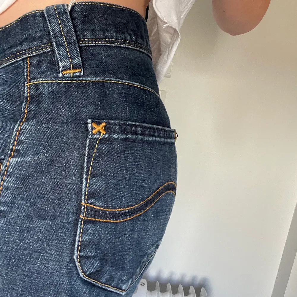 Ett par vintage lee jeans från usa i bra skick, jag e 167 o som ni ser är de väldigt långa därav uppvikta, low waisted mans modell. Jeans & Byxor.