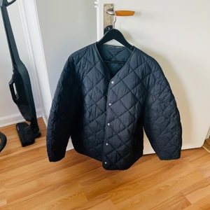 Arket  - Felfritt skick. Quiltad jacka från Arket. Nypris 999:- 