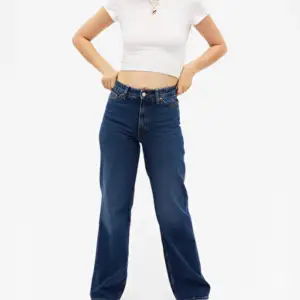 As snygga Yoko jeans från monki i en mörkblå färg. Använda hyfsat mycket men i fint skick, säljer då de inte kommer till användning. Skriv privat för frågor eller bilder 💕👌