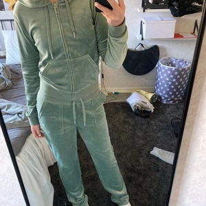 Juicy Couture Set - Säljer detta fina ljusgröna juicy settet pga att jag tyvärr inte får användning av det. Det är använt men det är i väldigt bra skick! Inga defekter. Båda delarna är i storlek S. ‼️ En del kostar 850 kr + 66 kr frakt ‼️ Skriv gärna vid frågor 🥰