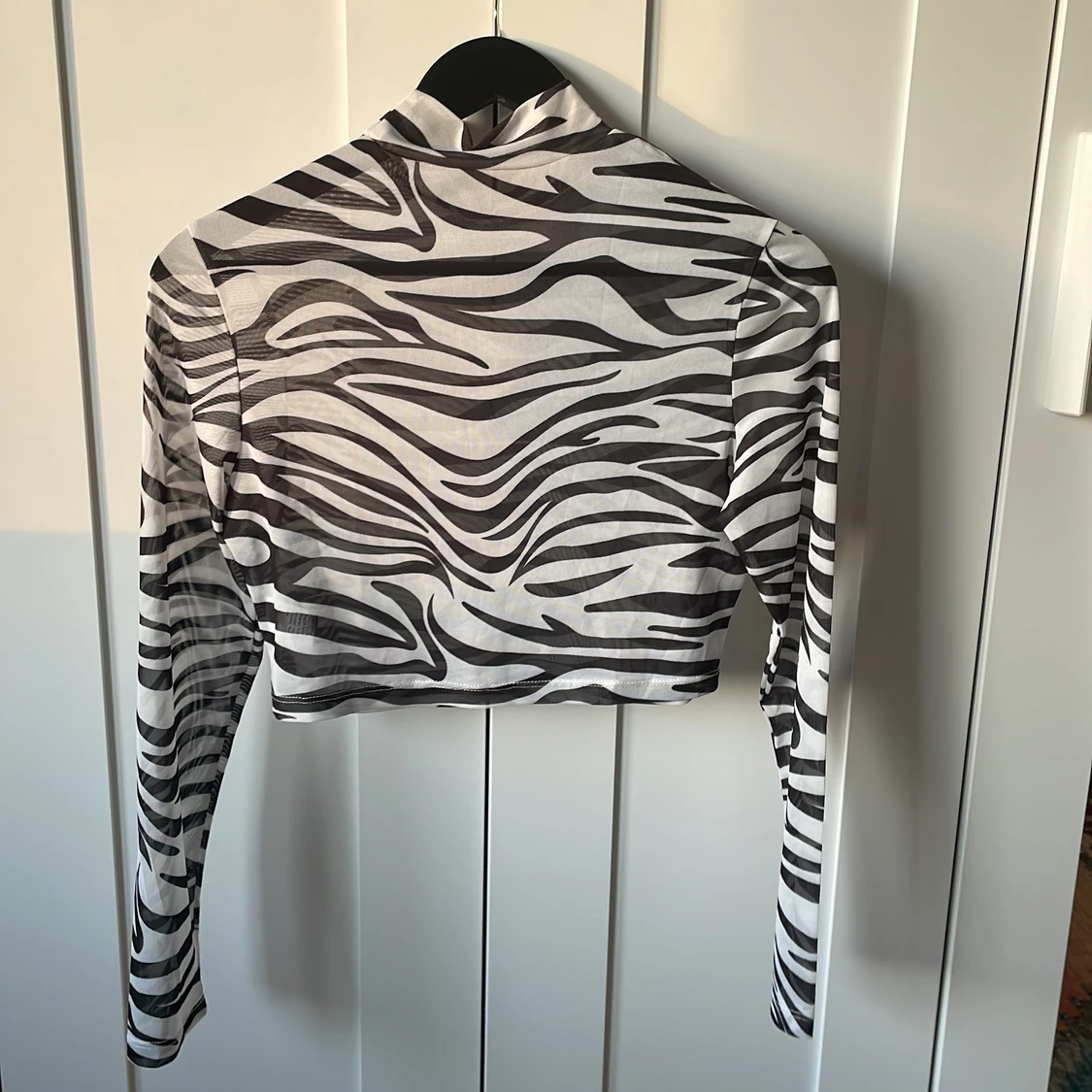 Croppad, zebramönstrad tröja storlek M - 90