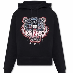 Kenzo hoodie svart  - Superfin svart KENZO hoodie herr stl M i mycket fint skick. Nypris 2600kr köpt på NK. Rök och djurfritt hem. Bra skick, sparsamt använd. Inga märken, fläckar el dyligt. Frakt tillkommer.
