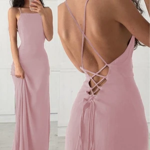 Marinblå balklänning - Här en otroligt fin balklänning jag beställde men som tyvärr inte passade. Färgen står som mörk marinblå, jättefin verkligen och dubbla tyg som tillför ett väldigt fin fall. Jag måttbeställde för att de skulle passa perfekt men gjorde tyvärr inte det. Är vanligttvis en M men kom gärna privat för exakta mått och fler bilder! Köpte 1300kr men säljer för 1000kr☺️