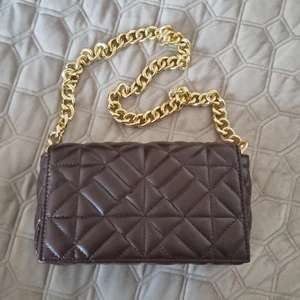 Brun väska  - Säljer denna bruna väska som aldrig är använd. Köparen står för frakten. 🤎