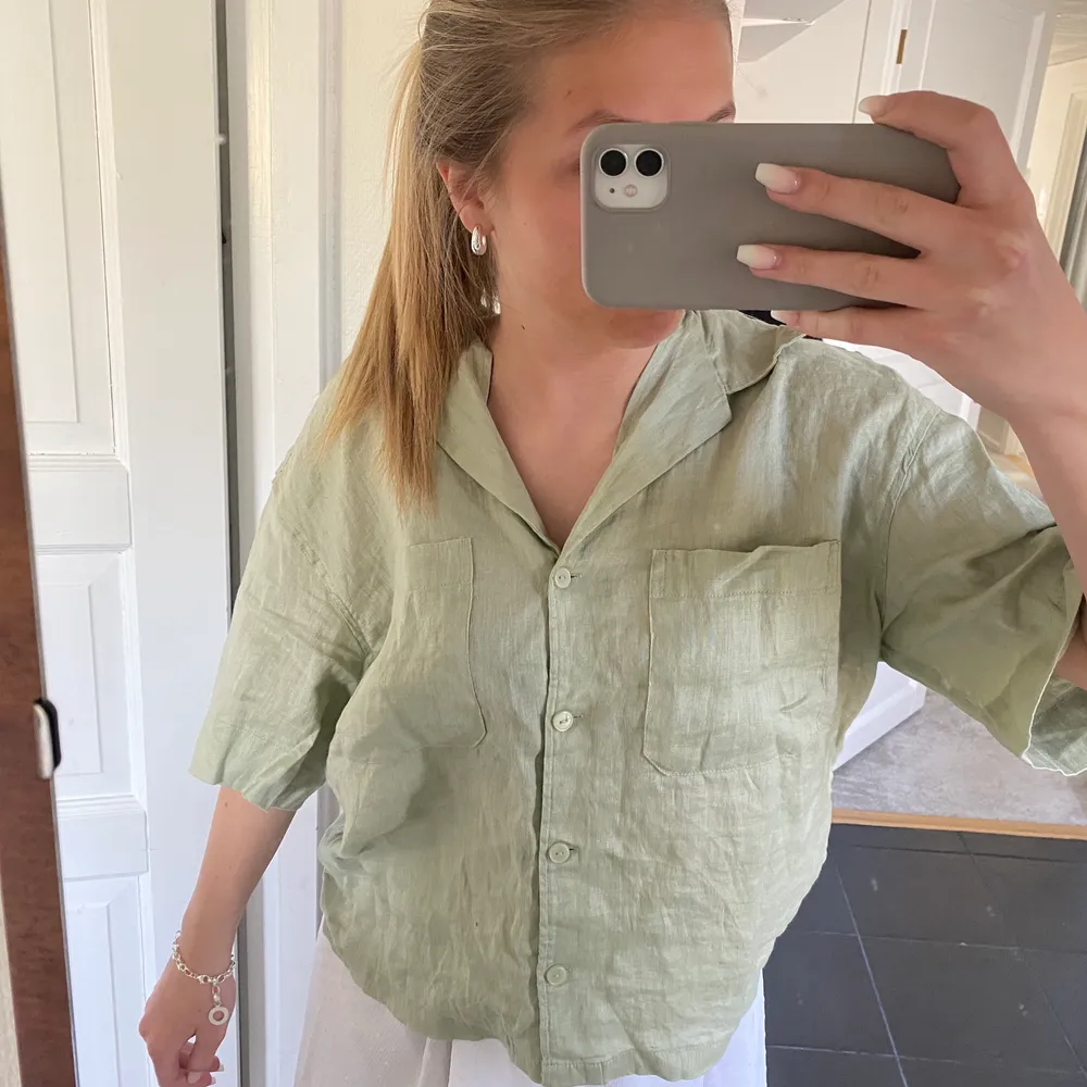 Säljer nu denna fina gröna linne skjortan från Hm! Den är helt oanvänd, ser alltså ut som ny! Ganska stor i storlek så sitter lite overzied. Lätt sommarplagg som passar till allt och lätt att dra på sig.💕. Skjortor.