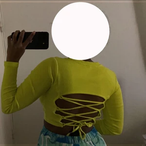 Topp - Topp i neongrön. Jätte fin i ryggen man kan justera hur man vill o storleken. 