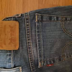 Levis jeans - Snygga blå levisjeans, passar mig som är ca 170/175cm, lågmidjade.har sytt in så dom är ca xs/s