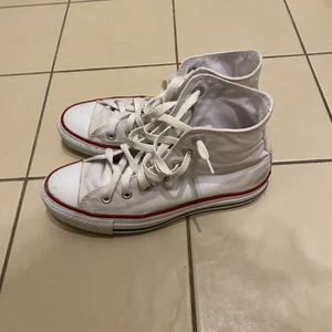 Converse  - Superfina vita converse i storlek 37. Väldigt bra skick! Säljer pga kommer inte till användning❤️