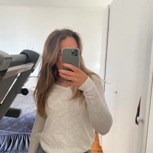 Supersöt vit tröja - Använd en gång, köparen står för frakt💕