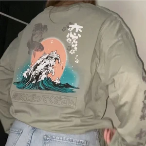 Ljusgrön långärmad tshirt med tryck - Säljer denna sjukt snygga långärmade t-shirten från Urban Outfitters! Den är ljusgrön med tryck på ryggen! Den är i storleken S men då den är oversized så sitter den ungefär som en L! Kontakta mig vid intresse🦋