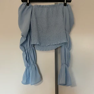 Super fin blus till sommaren - Den är väldigt luftig och skön och lite croppad, har använt den 1 gång 