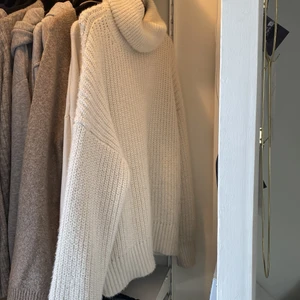 vit stickad tröja - Jättefin stickad tröja som är lite mer overzised! ingey fel på den så kom privat vid frågor osv!