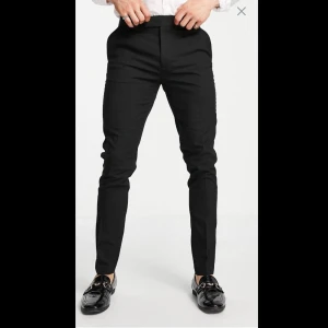 NYA Kostymbyxor  - Oanvända kostymbyxor från ASOS. Lapp kvar och inplastade. NOTERA: Små i storlek (ska vara W32L32, men upplevs som W31L32)