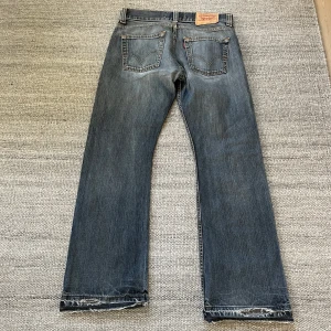 Vintage levis 512 - Vintage 512 bootcut jeans  Väldigt fint cond lite hål nere vid benöppningen som synns på bild 