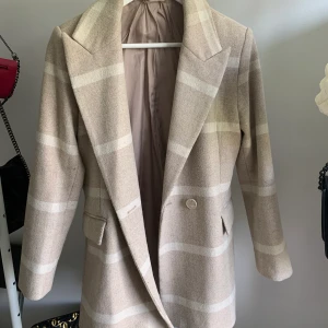 Kappa - Jätte fin kappa från & Other Stories, storlek 34, passar mig väldigt bra som är en storlek 36. 300kr plus frakt