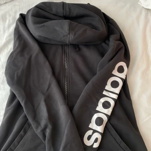 Adidas - Adidas kofta, bra skick inte använd många gånger! 