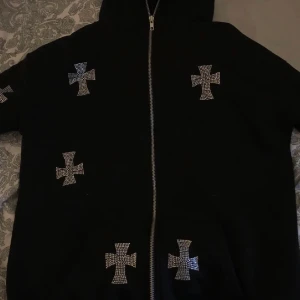 y2k cross - säljer detta sättet, hoodien är helt oanvänd, men byxorna är lite noppriga.  Storleken är S men den är oversized! går att köpa bara hoodien eller hela sättet för 300!!. Köp sker endast genom swish 💓