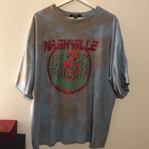 Oversized t-shirt - En cool t-shirt som är oversized  Använd nån gång, så skulle vilja säga att den är i nyskick