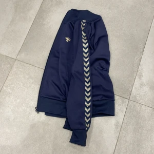 Hummel zip up tröja str 152 - Hummel zip up tröja i storlek 152! Säljer för att den aldrig kom till användning och var lite för liten för mig💕köpt för 600kr säljer för 100
